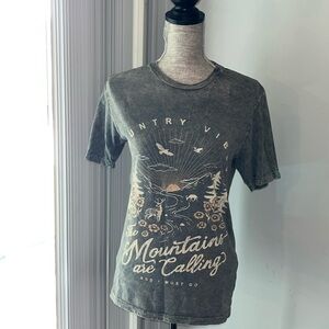 Lotus Fashion Los Angeles The Mountains are calling graphic tee size Small